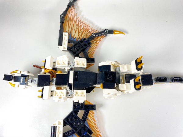 Le ventre du dragon de Wu est recouvert de pièces noires pour représenter les écailles ventrales