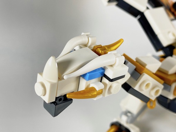 La tête du dragon de Wu est très réussie et fait appel à différentes techniques de construction pour obtenir un résultats convaincant