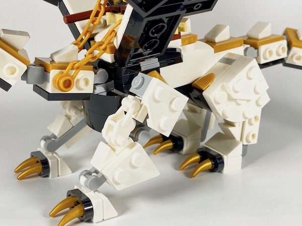 Les pattes du dragon sont bien réalisées mais manquent d'articulations