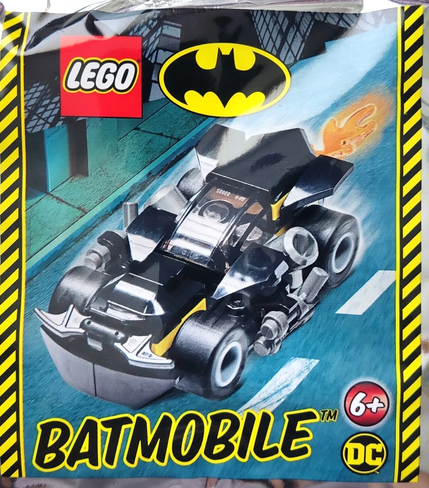 Set LEGO DC Comics Super Heroes 212219 Batmobile